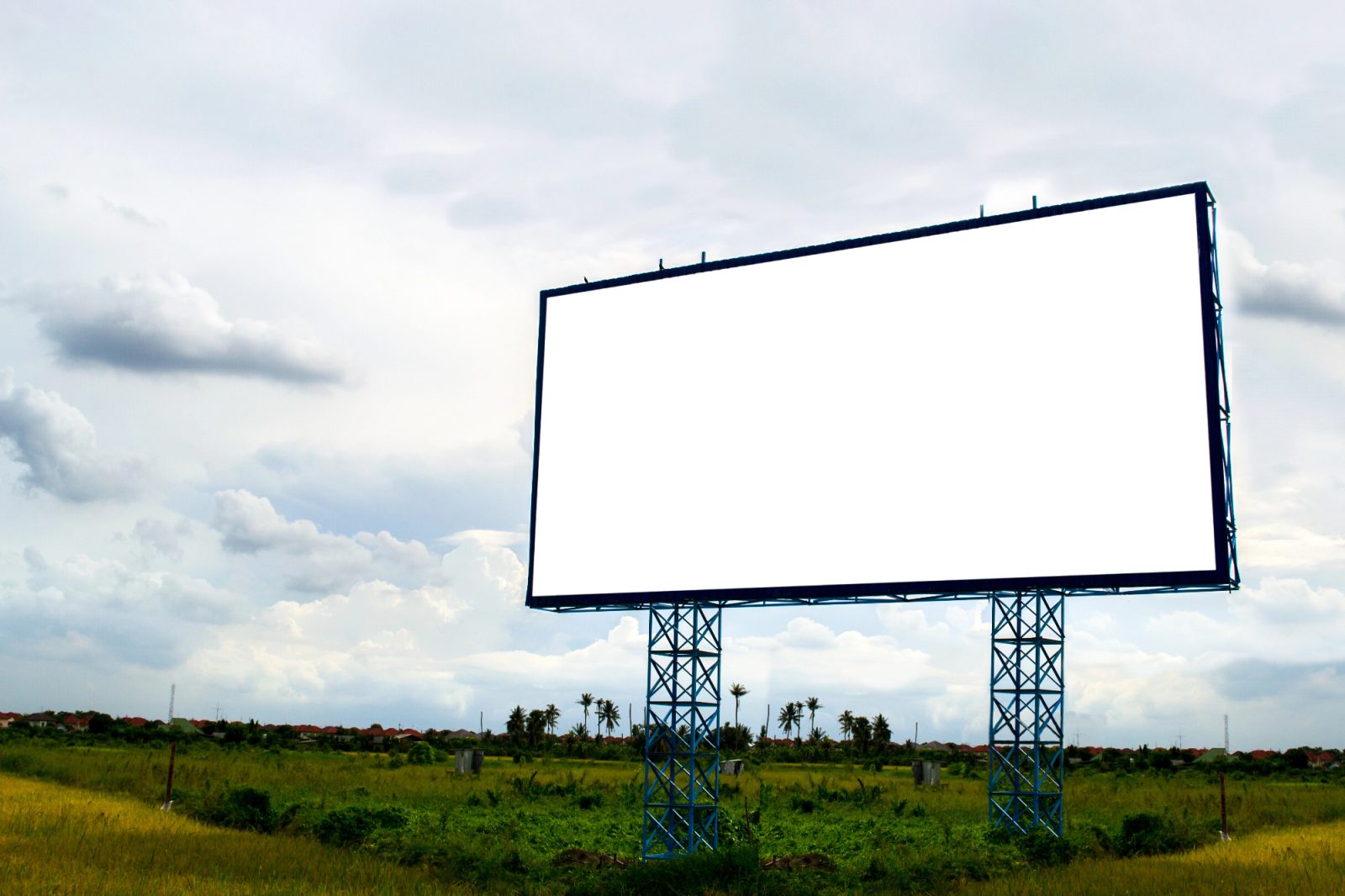 Vse bolj vidni jumbo plakati na frekventnih mestih mimiodočih